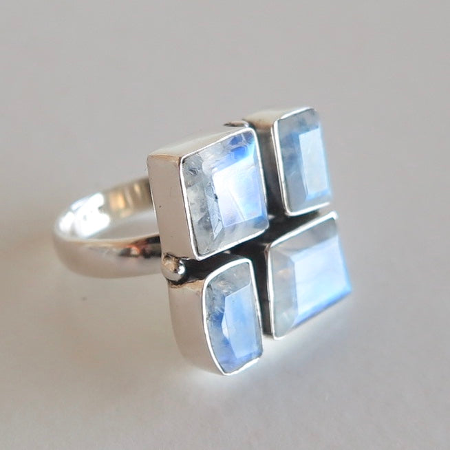 Rainbow Moonstone, Ring