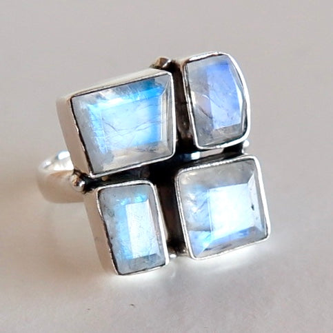 Rainbow Moonstone, Ring